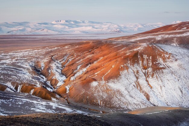 Photo arrière-plan de nature minimaliste sur un flanc de montagne enneigé