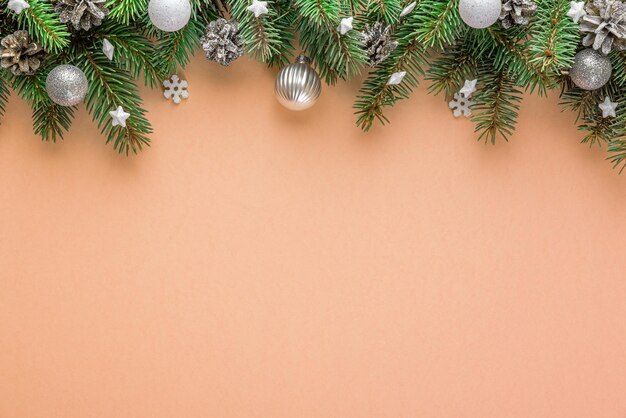 Arrière-plan de Noël avec des décorations de fête de sapin boîtes cadeaux sur fond de couleur fuzz pêche