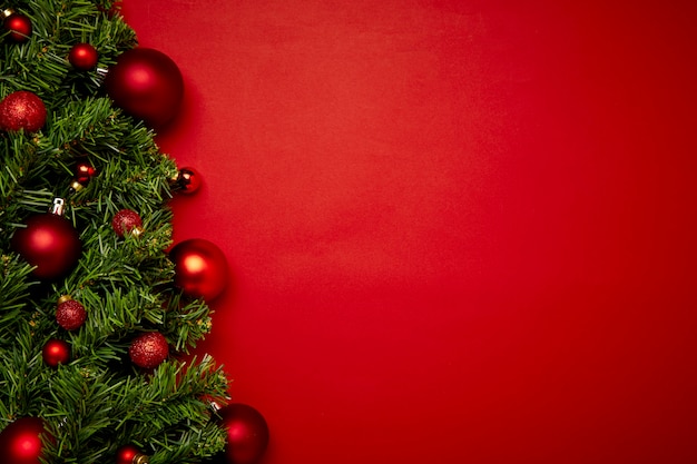 Arrière-plan de Noël fait avec des guirlandes sur un fond rouge
