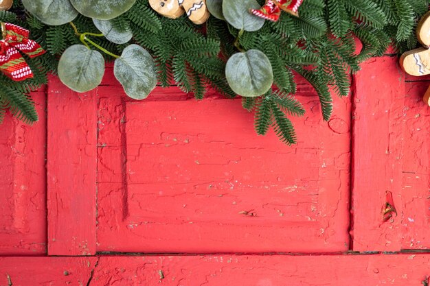 Arrière-plan de Noël avec sapin et décoration du Nouvel An sur planche en bois rouge