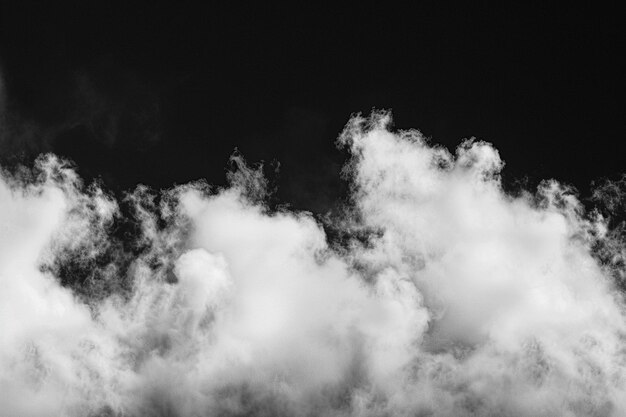 Photo arrière-plan noir minimaliste avec de légers nuages cirrocumulus