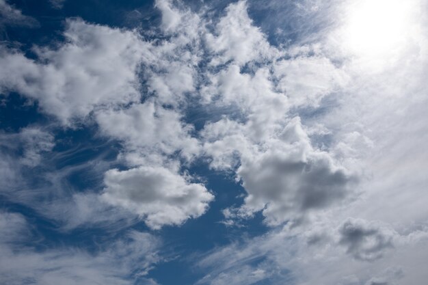 Arrière-plan parfait avec des cumulus moelleux illuminés par la lumière du soleil dans le ciel bleu pour vos photos, maquette pour la conception, utilisation pour le remplacement du ciel