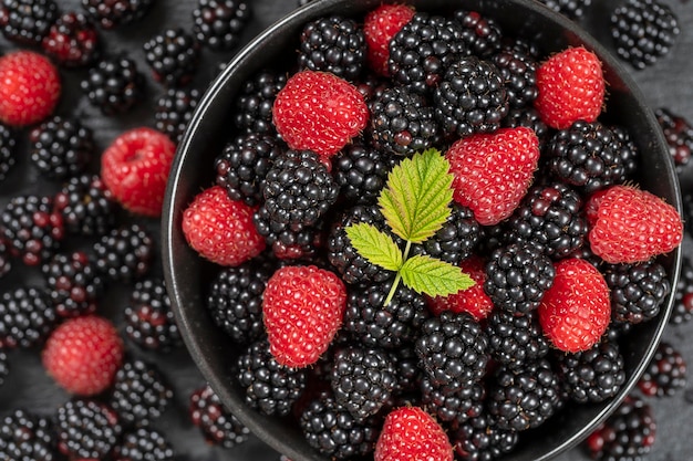 Arrière-plan à partir de mûres et de framboises biologiques fraîches en gros plan Vue de dessus mûre et framboise