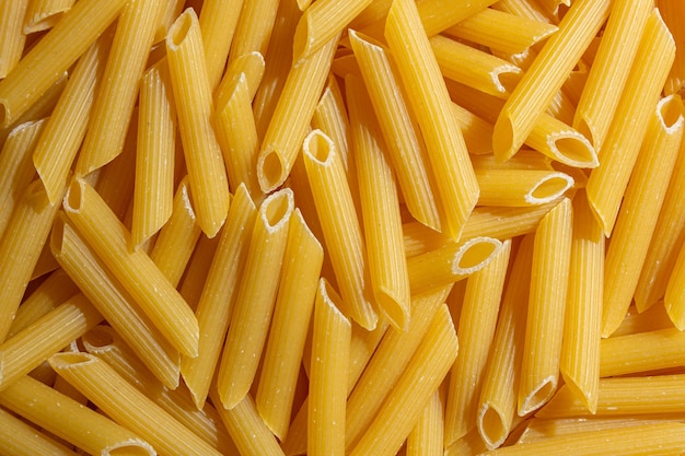 Arrière-plan des pâtes à base de penne rigate non cuites
