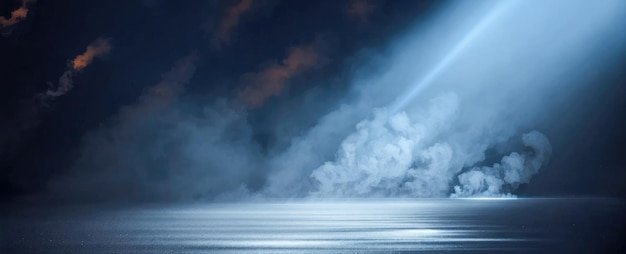 Arrière-plan de placement du produit podium ou table avec fumée dans l'intérieur sombre sombre fumé avec projecteur et plancher bleu rond fond de présentation du produit et concept de scène vide