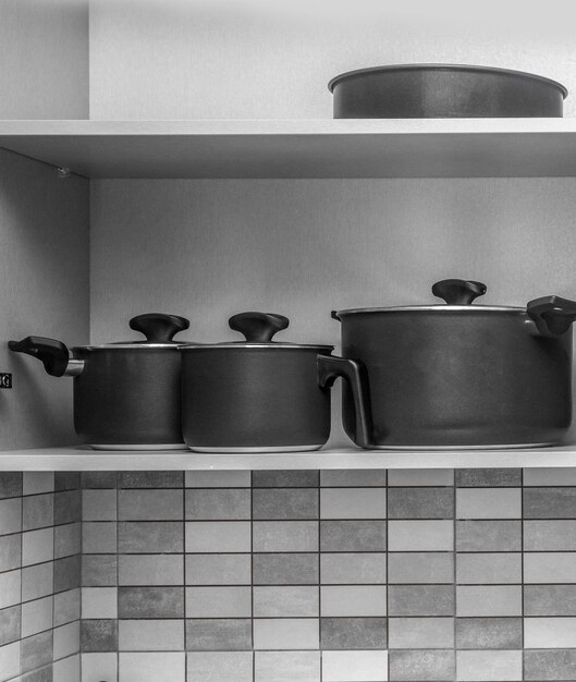 arrière-plan des pots dans les étagères de la cuisine