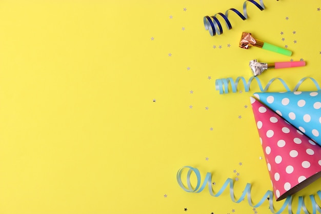 Arrière-plan pour la fête ou l'anniversaire sur un fond coloré