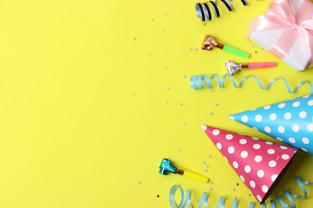 Arrière-plan pour la fête ou l'anniversaire sur un fond coloré