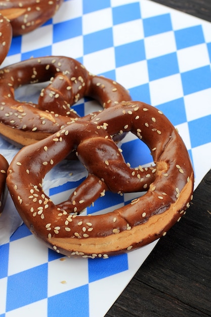 Arrière-plan pour l'Oktoberfest avec des bretzels bavarois sur table en bois