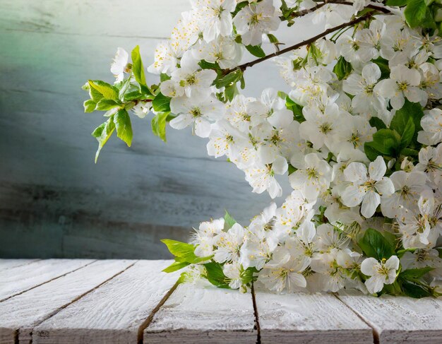 Arrière-plan de printemps et d'été avec des fleurs blanches et un plancher de table en bois