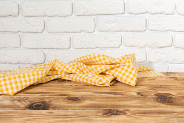 Photo arrière-plan avec une table en bois vide avec une nappe
