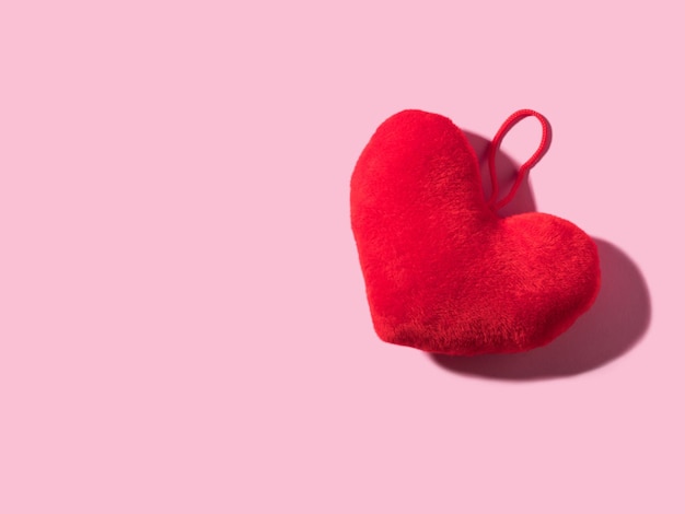 Arrière-plan tendance saint valentin avec coeur rouge et ombre dure