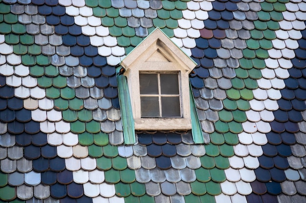 Arrière-plan et texture des carreaux de toiture multicolores