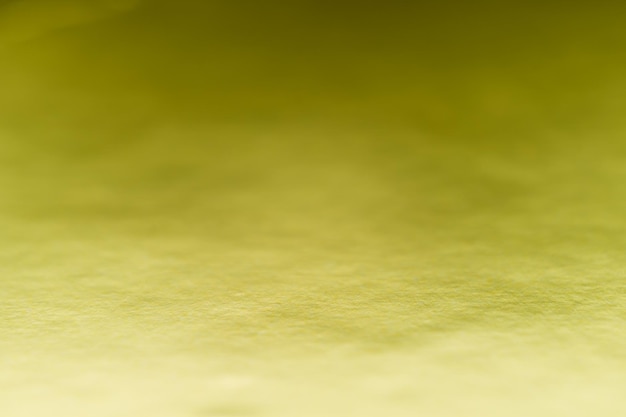 Arrière-plan de texture en feuille d'or jaune brillant défocalisé
