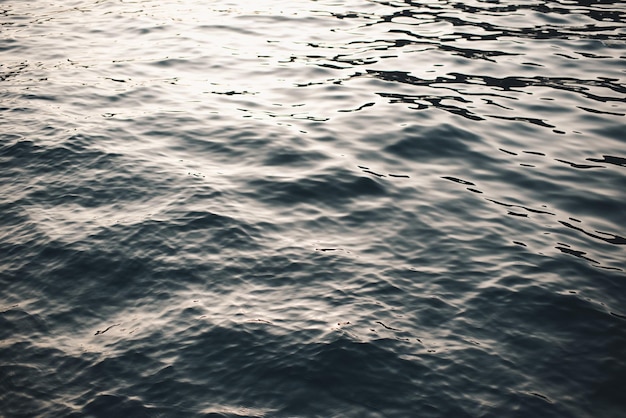 Arrière-plan de la texture des vagues de la mer bleue se bouchent. Concept de voyage d'été. Mode de vie sain.
