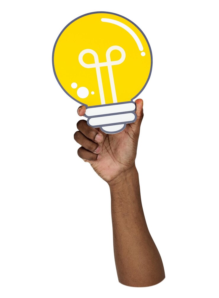 Photo arrière-plan transparent de l'ampoule png tenue à la main
