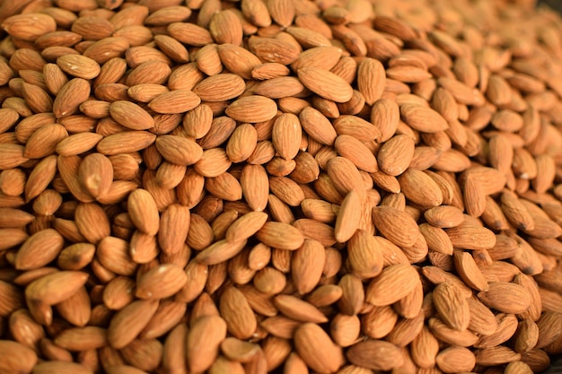 Arrière-plan de la vue sur la rue de grandes amandes crues, mise au point sélective