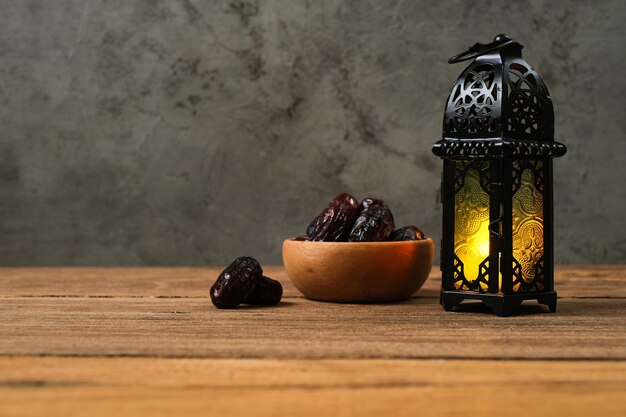 Arrière-plans du Ramadan et de l'Aïd al fitr dates avec lampe lanterne traditionnelle turque et fond de table en bois rustique Tasbeeh Image du thème Iftar Ramadan Kareem Mubarak