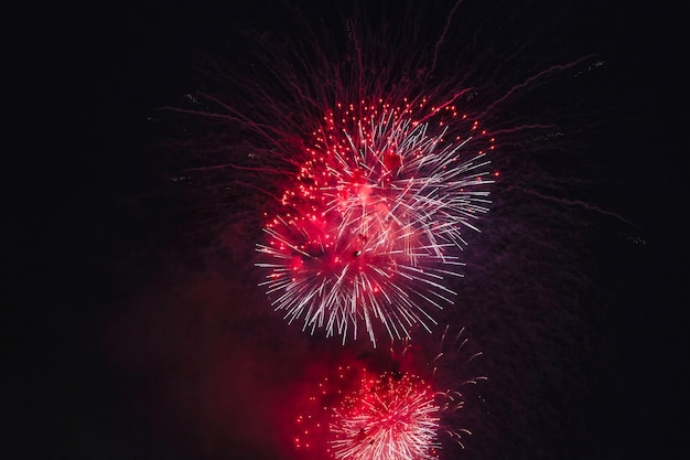 Arrière-plans de feux d'artifice de vacances avec des étoiles colorées d'étincelles et lumineuses