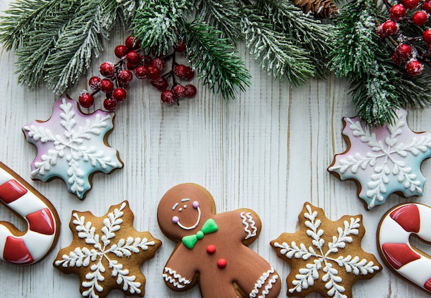 Arrière-plans de Noël. Bordure de biscuits au pain d'épice faits maison avec espace de copie.