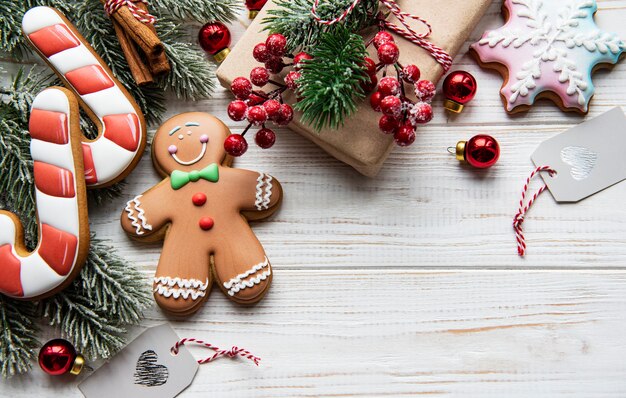 Arrière-plans de Noël. Bordure de biscuits de pain d'épice faits maison avec espace de copie.