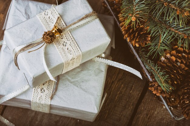 Arrière-plans de Noël. Cadeaux et décoration de Noël sur le fond en bois.