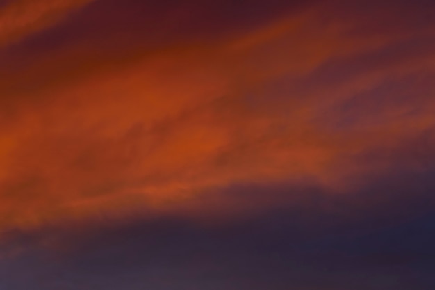 Arrière-plans rougeâtres du ciel au coucher du soleil