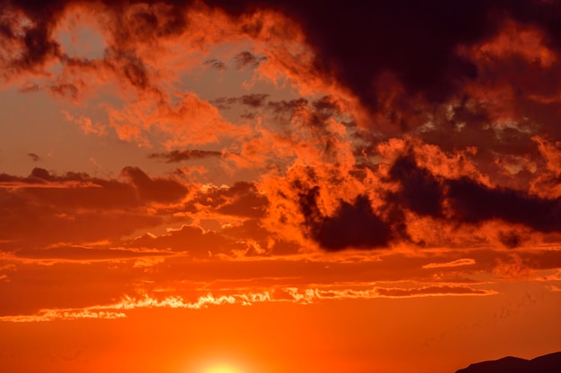 Arrière-plans rougeâtres du ciel au coucher du soleil