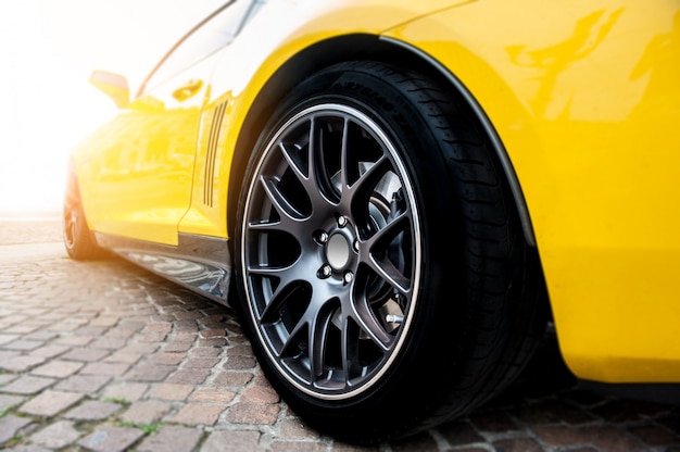 L&#39;arrière d&#39;une voiture de sport jaune