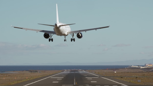 Arrivée d'avion à l'aéroport près de la mer