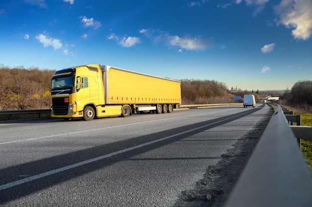 Arrivée D'un Camion Blanc Sur La Route Dans Un Paysage Rural Au Coucher Du Soleil