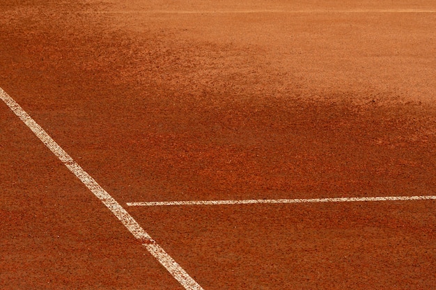 Arrosage ou humidification du court de tennis en terre battue Fragment de revêtement humide et sec