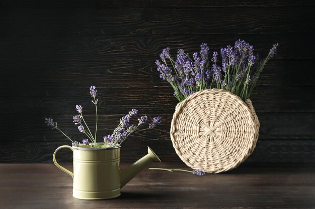 Arrosoir Et Sac En Osier Avec Fleurs De Lavande Sur Table En Bois