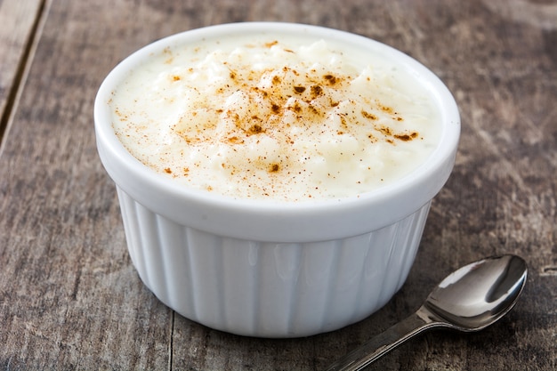 Arroz con leche Riz au lait à la cannelle sur bois