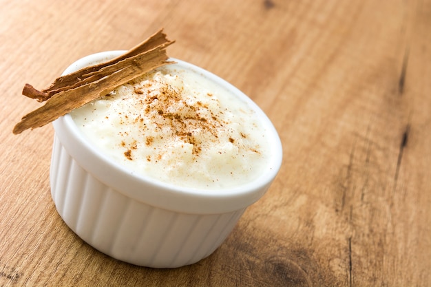 Arroz con leche Riz au lait à la cannelle sur bois