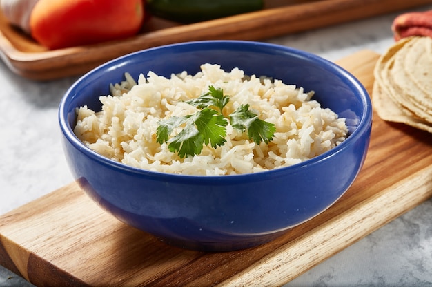 Arroz frito blanco servido en platon azul