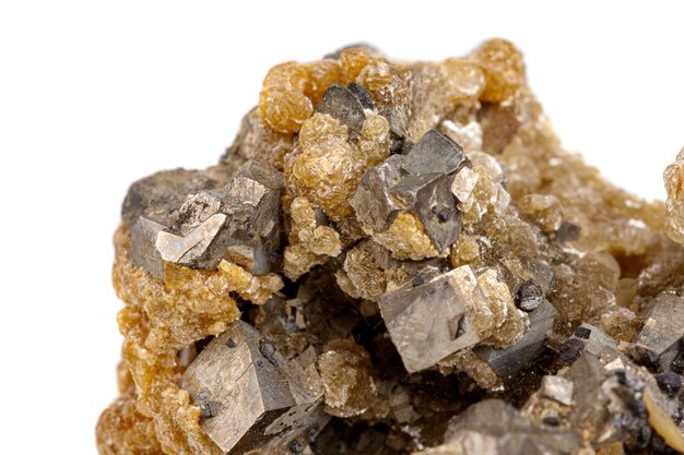 Arsénopyrite minérale pierre macro sur fond blanc