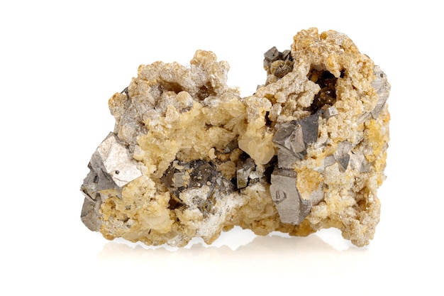 Arsénopyrite minérale pierre macro sur fond blanc