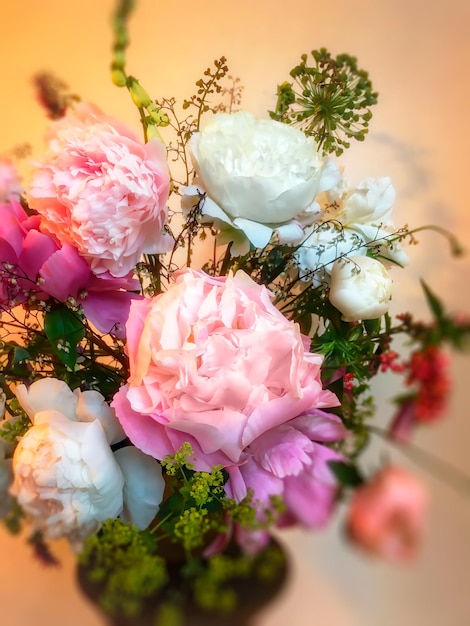 Art d'arranger des bouquets de fleurs Soft focus image floue d'un bouquet romantique en composition pivoines geykhera allium foxglove