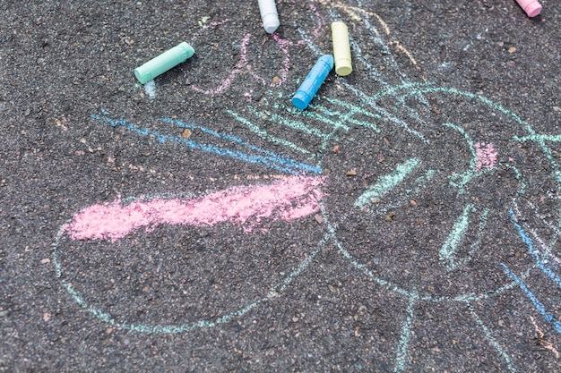 Art de la craie pour enfants sur la chaussée noire.