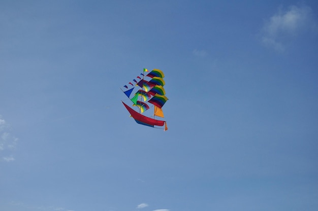 Art créatif et style d'image coloré de bateau à voile de cerf-volant à vendre et à jouer à la plage de Kuta à Bali Indonésie