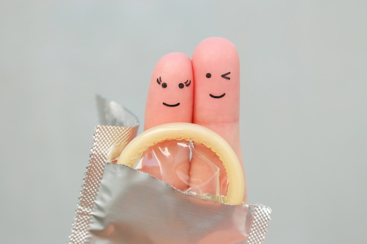 Photo art de doigts de couple heureux. concept de sexe sans risque.