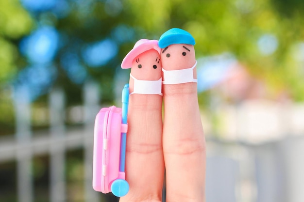 Art des doigts d'un couple heureux Homme et femme partant en vacances