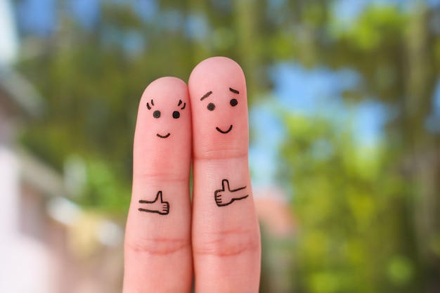 Photo art des doigts de couple heureux montrant les pouces vers le haut.