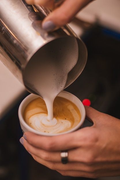 Art du café au lait par le barista