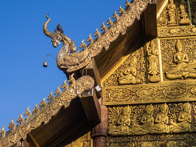 Art du nord de la Thaïlande dans un temple sur le toit