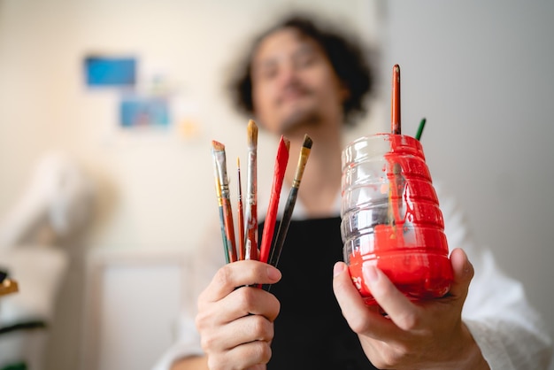 Art du pinceau à utiliser par l'artiste artisanat créatif peinture au pinceau avec de l'eau ou de la couleur à l'huile sur la conception d'équipement d'outil de palette de fond de studio