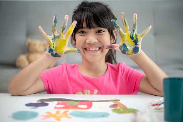 Art de l'école d'éducation et concept de peinture petite étudiante montrant des mains peintes