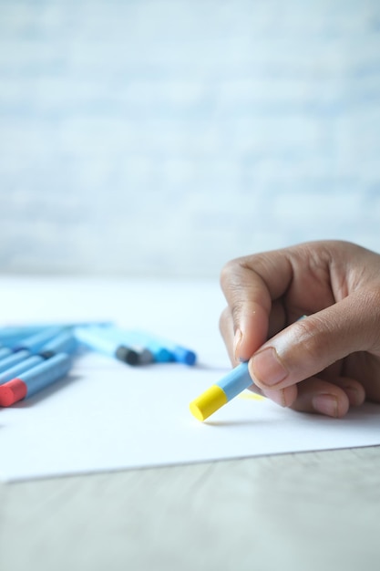 Art d'enfant ou crayons de couleur de dessin sur un papier