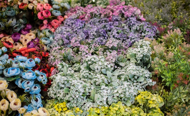 Art floral fait de fleurs artificielles en vue